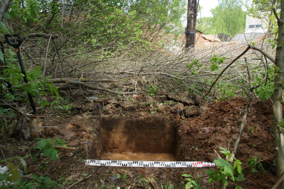 Из отчета. Археологическая разведка. Шурф № 1. Выбранный шурф в антураже местности. Вид с юга..png