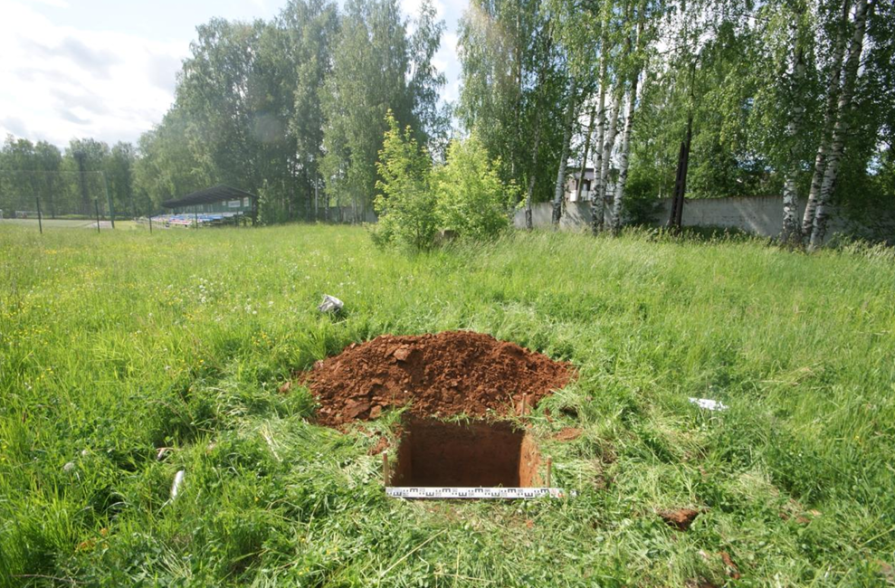 Из отчета. Археологическая разведка. Шурф № 3. Выбранный шурф в антураже местности. Вид с востока..png