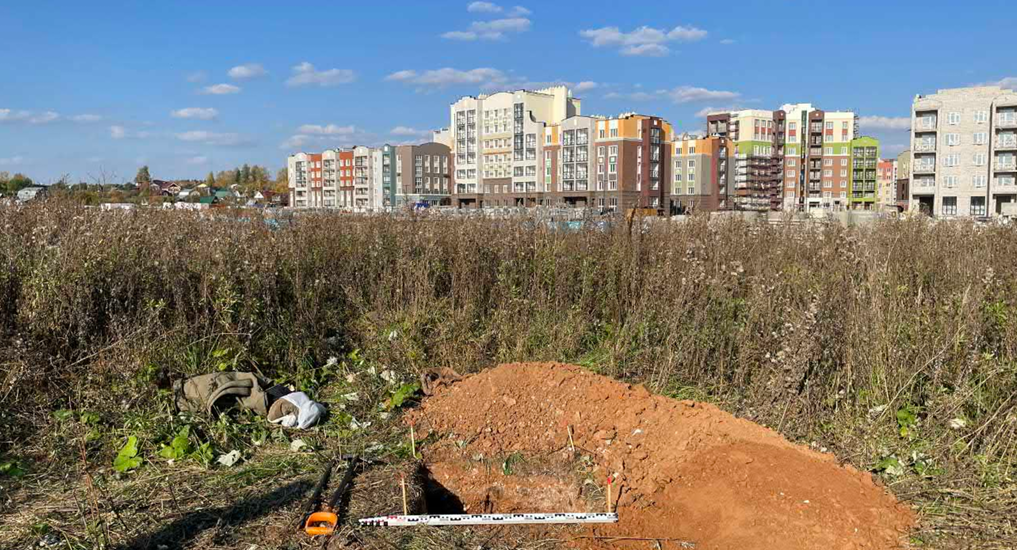Из отчета. Археологическая разведка. Шурф № 2. Вид на выкопанный шурф с включением окружающего пейзажа. Вид с юга..png