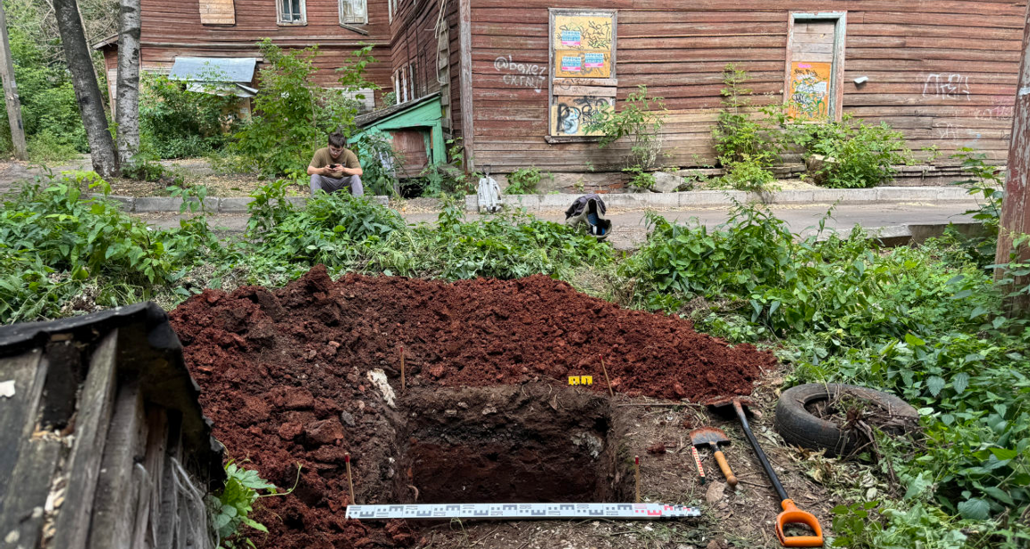 Из отчета. Археологическая разведка. Шурф № 1. Вид на выкопанный шурф с включением окружающего пейзажа. Вид с юга..png