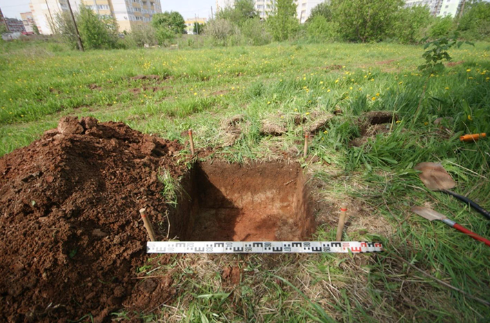 Из отчета. Археологическая разведка. Шурф № 2. Зачистка на уровне поверхности выбранного шурфа. Вид с юга..png