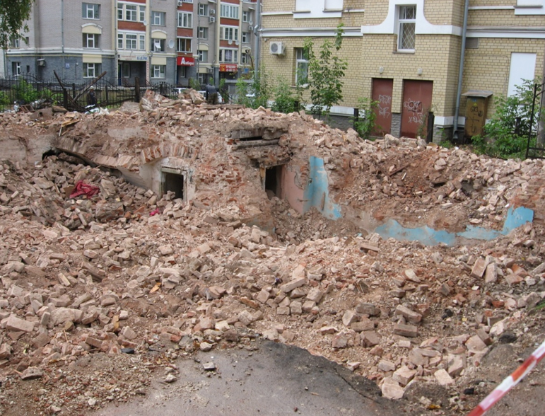 Из отчета. Демонтаж дома в г. Кирове по ул. Энгельса (Преображенской), 31. Вид с юго-запада. 2012.png