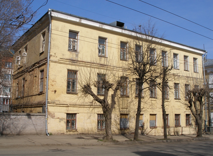 Археологическая разведка в г. Кирове по ул. Преображенской, 31 в 2015 г. Дом в г. Кирове по ул. Энгельса (Преображенской), 31. Вид с юго-запада.png