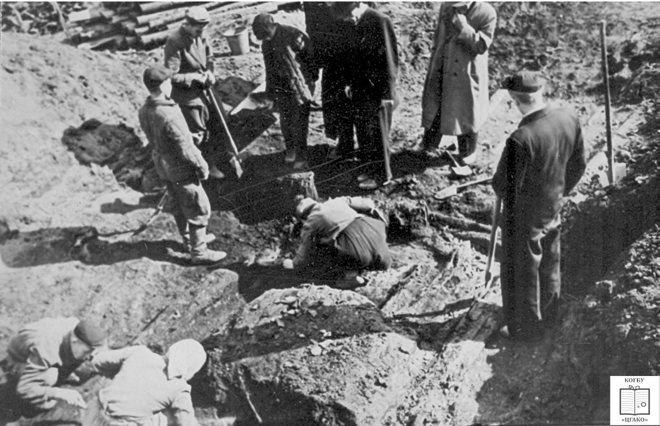 ЦГАКО. 1957. Раскопки на территории Хлыновского кремля. Общий вид котлована раскопок по ул. Коммуны №1. Погребения. 1.jpg