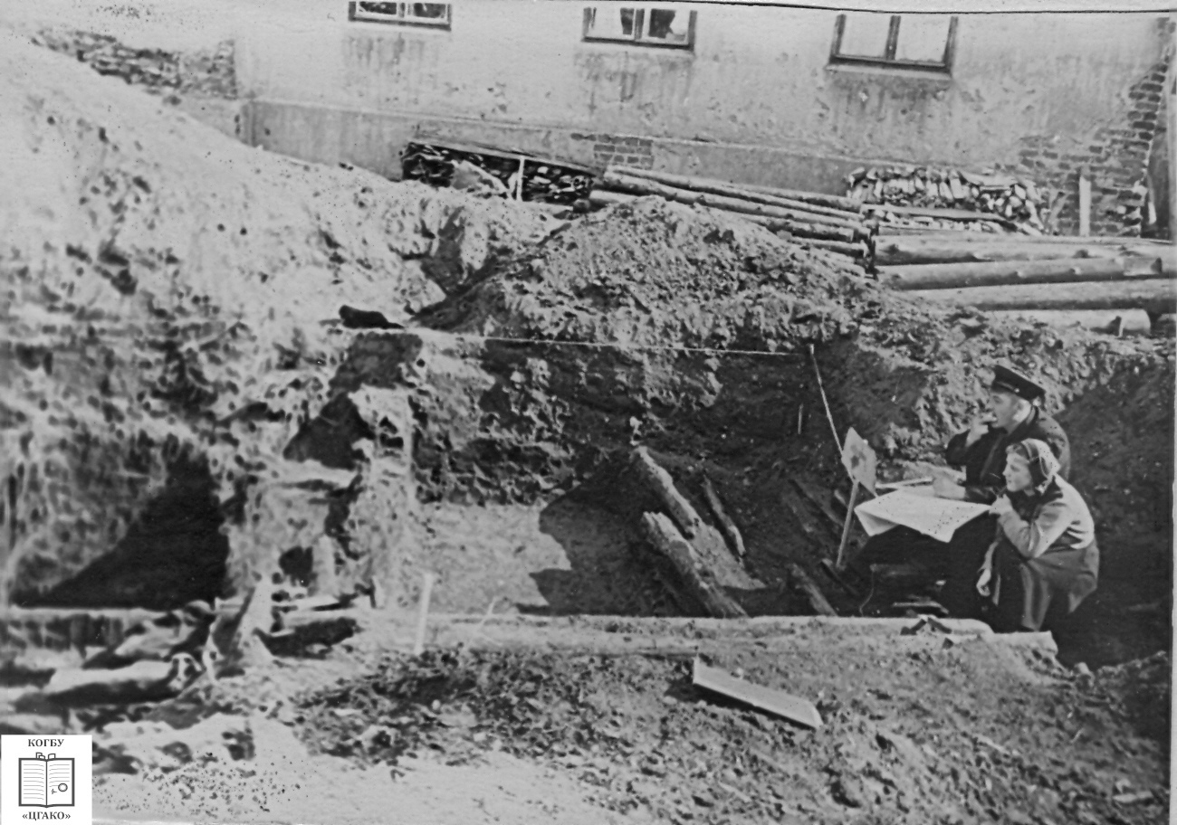 ЦГАКО. 1957. Раскопки на территории Хлыновского кремля. Общий вид котлована раскопок..jpg