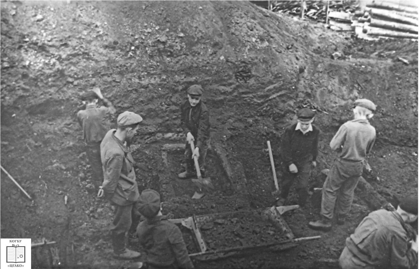 ЦГАКО. 1957. Раскопки на территории Хлыновского кремля. Работы по расчистке бревенчатого настила..jpg