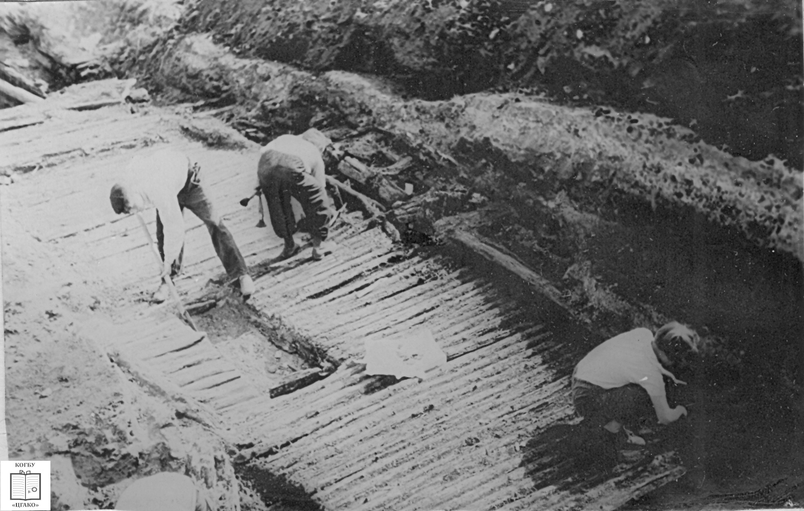 ЦГАКО. 1957. Раскопки на территории Хлыновского кремля. Расчистка 3-го настила древней мостовой..jpg
