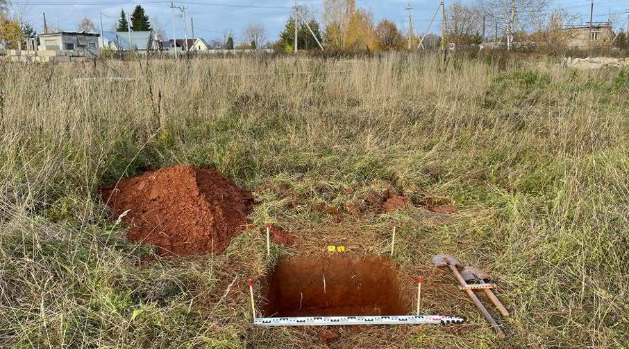 Из отчета. Археологическая разведка. Шурф № 1. Вид на выкопанный шурф с включением окружающего пейзажа. Вид с юга..png